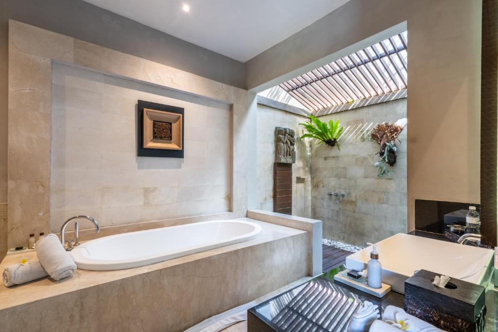 Koupelna v ubytování The Akasha Seminyak Bali Luxury Villas