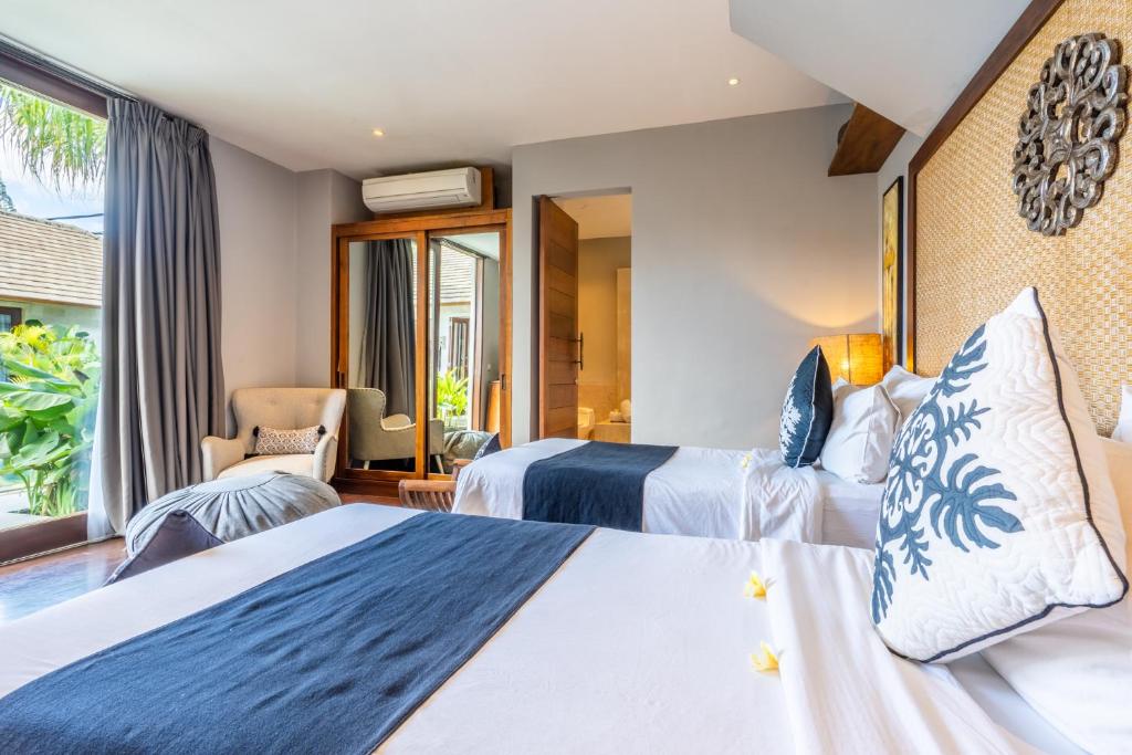 Postel nebo postele na pokoji v ubytování The Akasha Seminyak Bali Luxury Villas