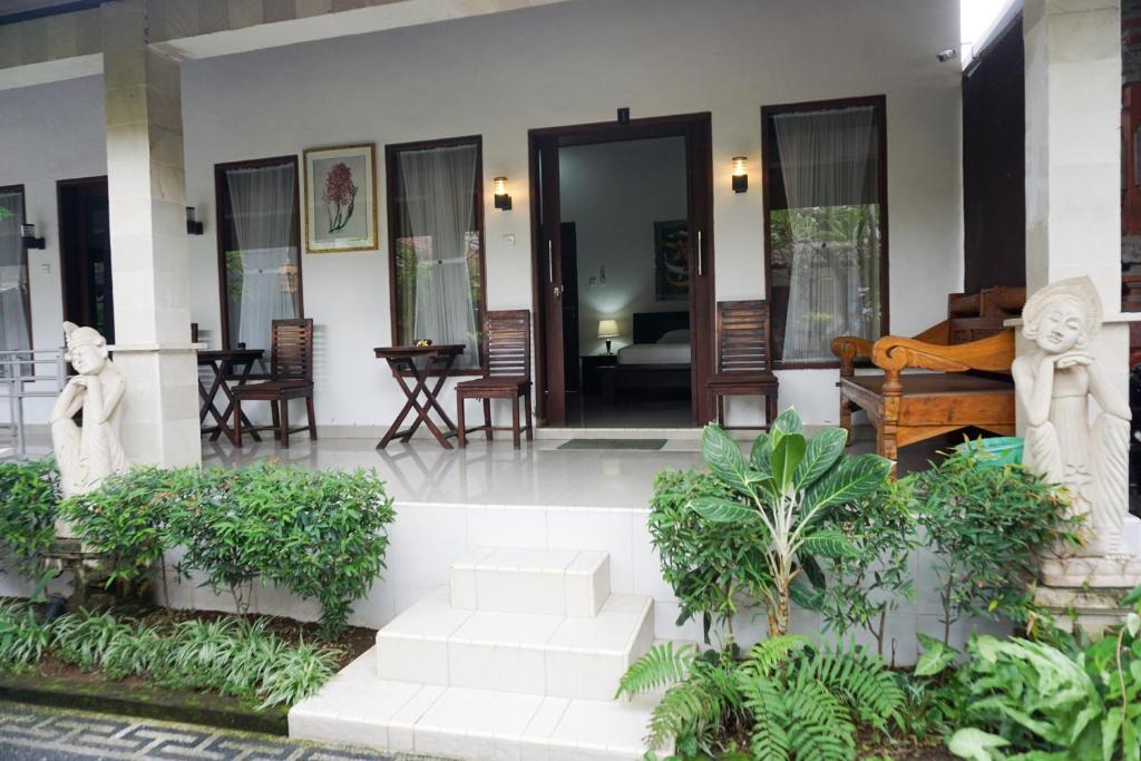 a lobby of a house with stairs and plants at Ary Guest House in Canggu