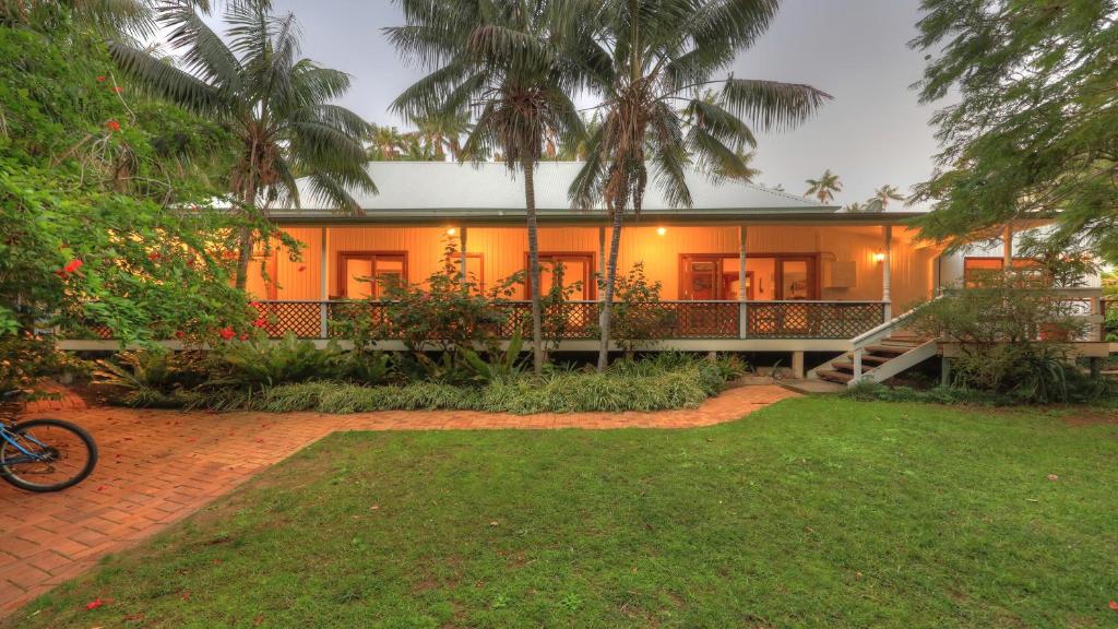 uma casa com palmeiras em frente em Beachcomber Lodge em Lord Howe