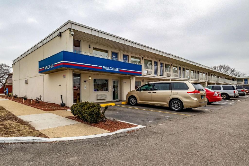 budynek z samochodami zaparkowanymi na parkingu w obiekcie Motel 6-Joliet, IL - I-80 w mieście Joliet