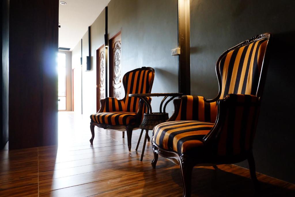 a room with three chairs and a table in it at Bloom Cafe & Hostel in Ko Lipe