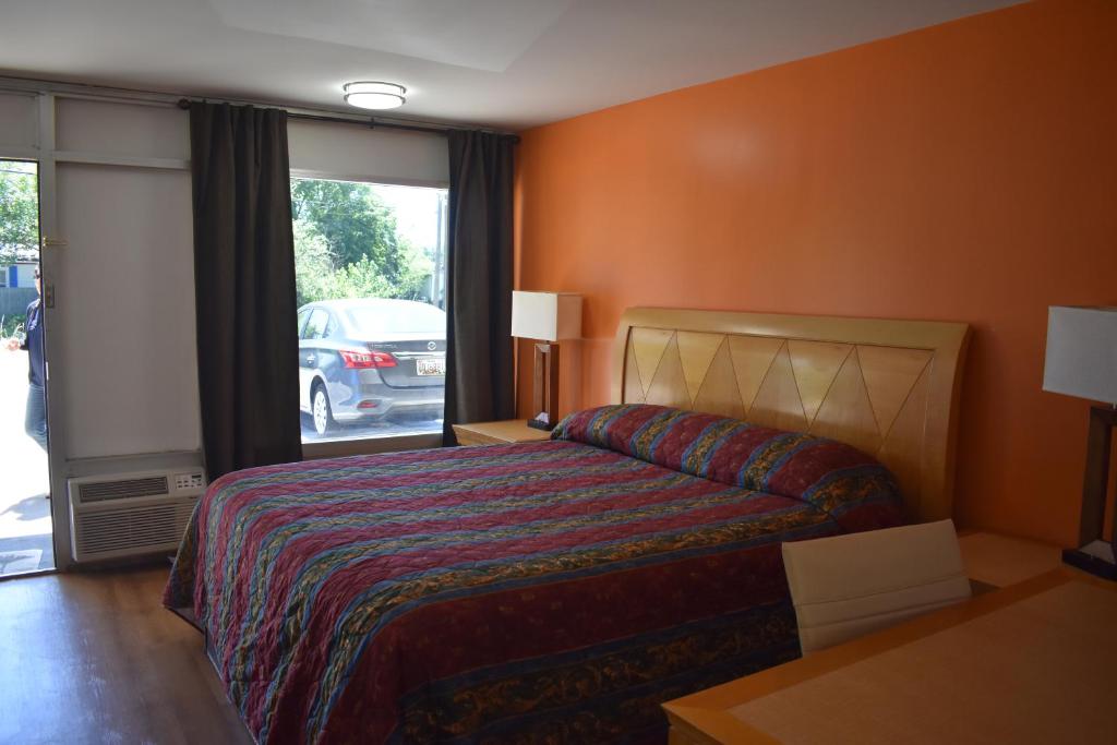 Katil atau katil-katil dalam bilik di Stay Express Inn North Charleston