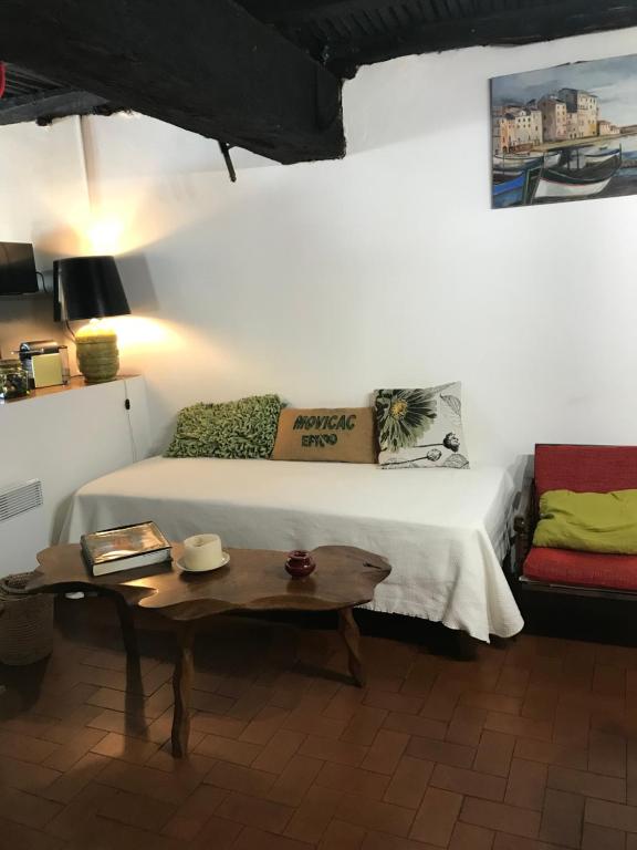 a bedroom with a bed and a coffee table at Maison de village in Ortiporio