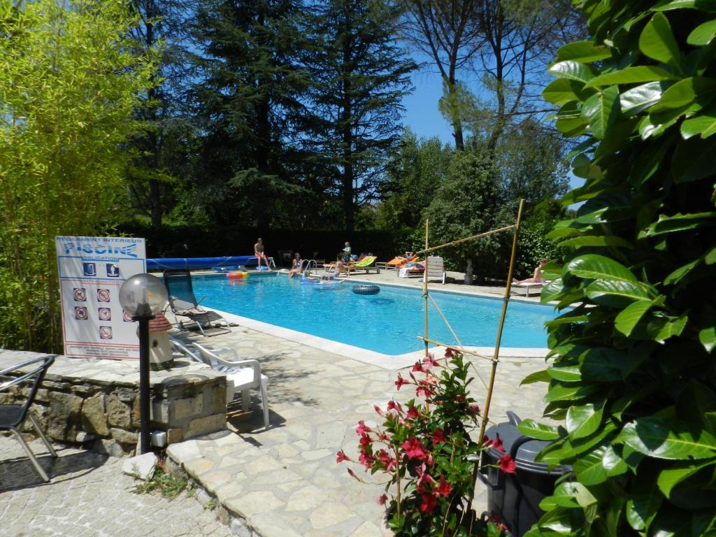 una piscina con gente de fondo en Domaine de La Tour, en Salavas