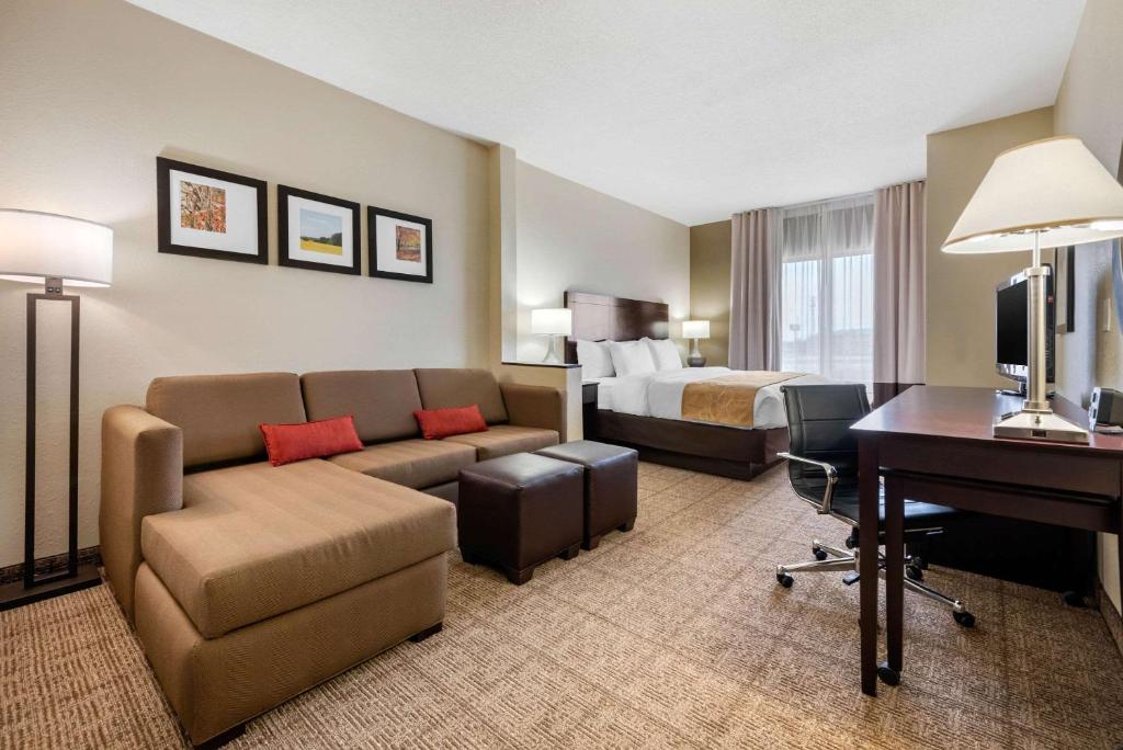 Comfort Suites Lafayette University Area - King Suite