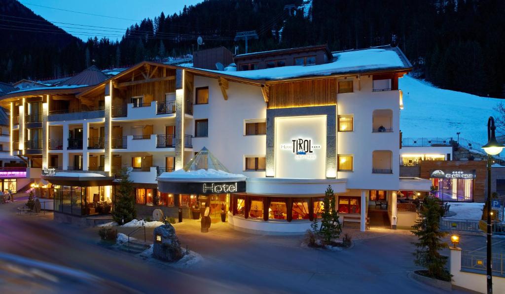 Nespecifikovaný výhled na hory nebo výhled na hory při pohledu z hotelu