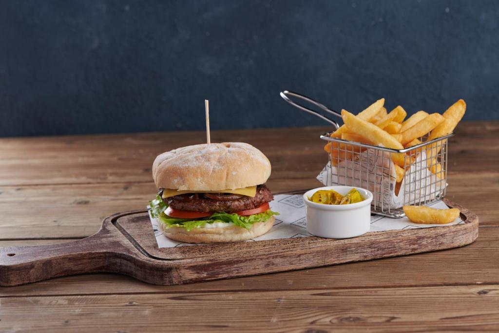 Premier Inn Dubai Investments Park - Resim 28