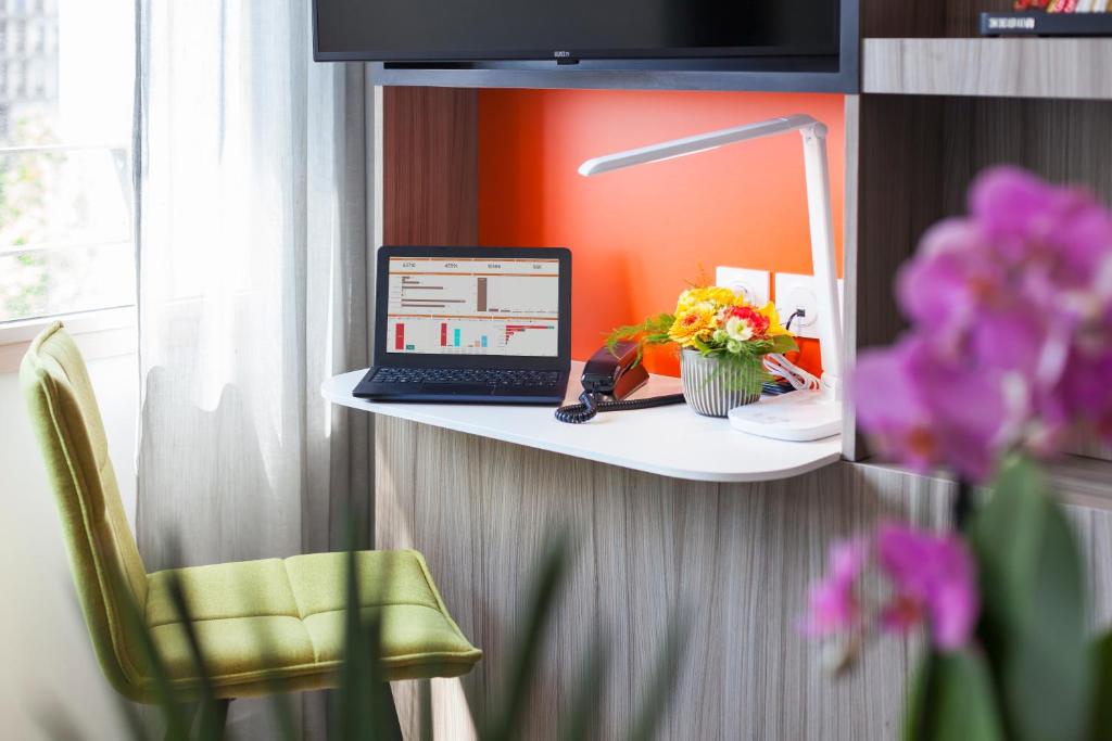 TV a/nebo společenská místnost v ubytování Nemea Appart Hotel So Cloud Lyon Gare Part-Dieu