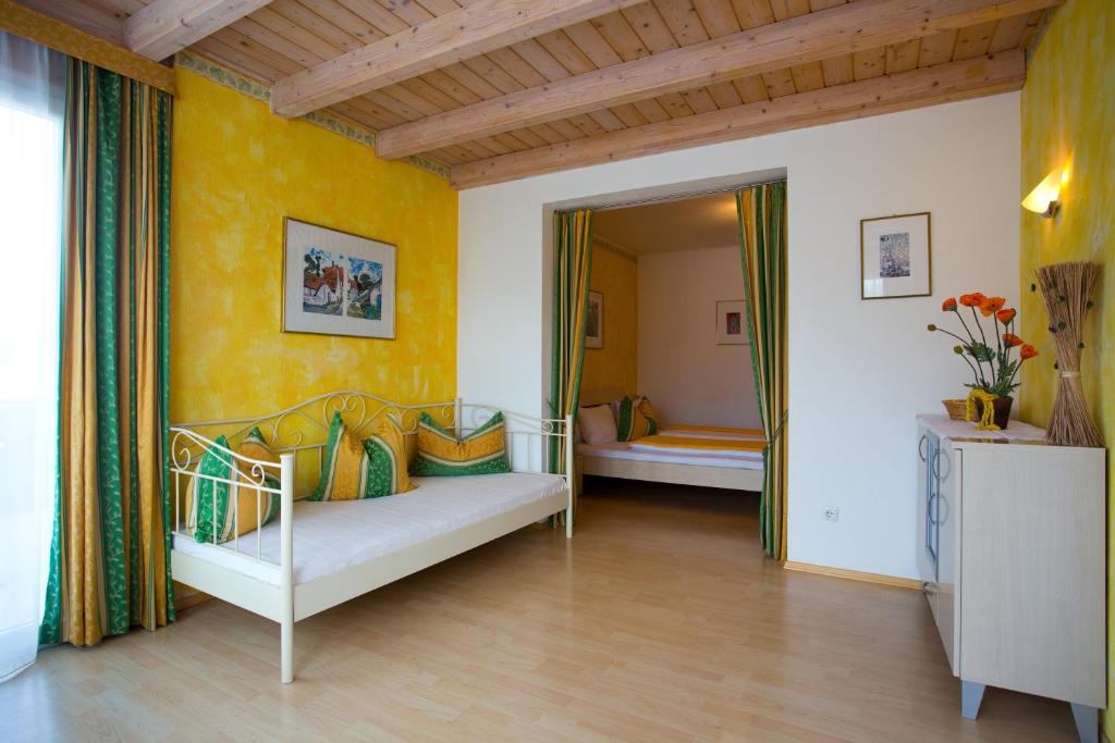 Postel nebo postele na pokoji v ubytování Landhaus Gastein