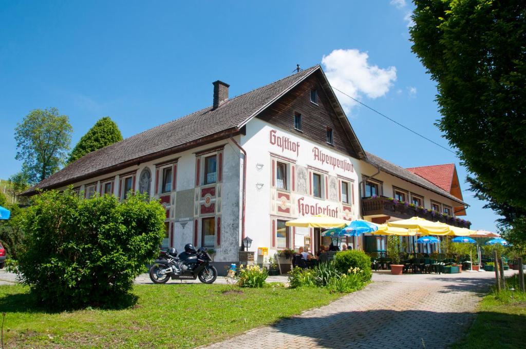 un bâtiment avec une moto garée devant lui dans l'établissement Gasthof Koglerhof, à Ternberg