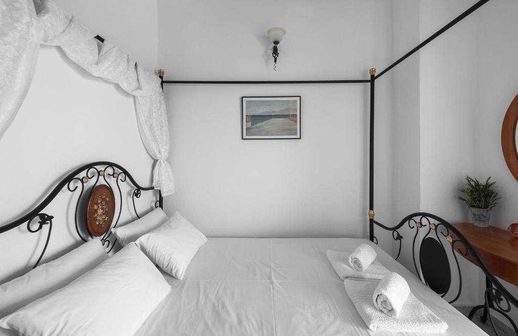 Giường trong phòng chung tại Siviri Azure Sea View by Luxlikehome