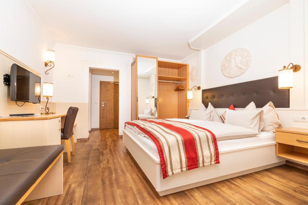 Postel nebo postele na pokoji v ubytování Hotel Garni Sonnhof