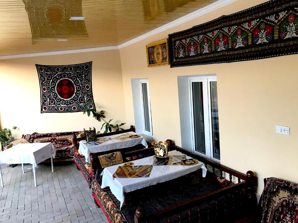 ein Wohnzimmer mit Sofas und Tischen in einem Zimmer in der Unterkunft Guest House Firuza in Samarkand