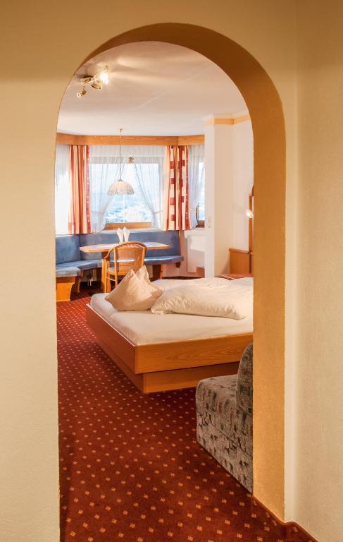 Posteľ alebo postele v izbe v ubytovaní Hotel Romantica Jerzens
