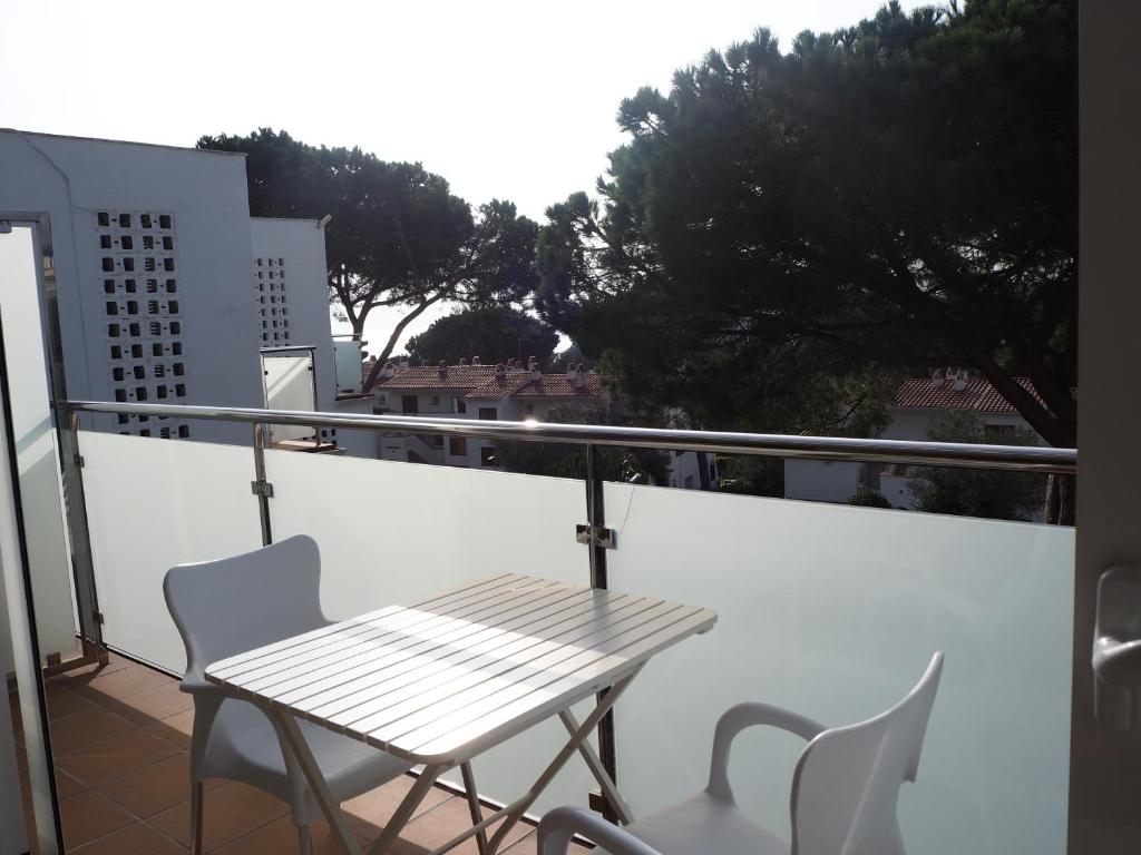 uma mesa e cadeiras numa varanda com vista em Kaminias II Apartament per 4 persones a Politur em Platja d'Aro