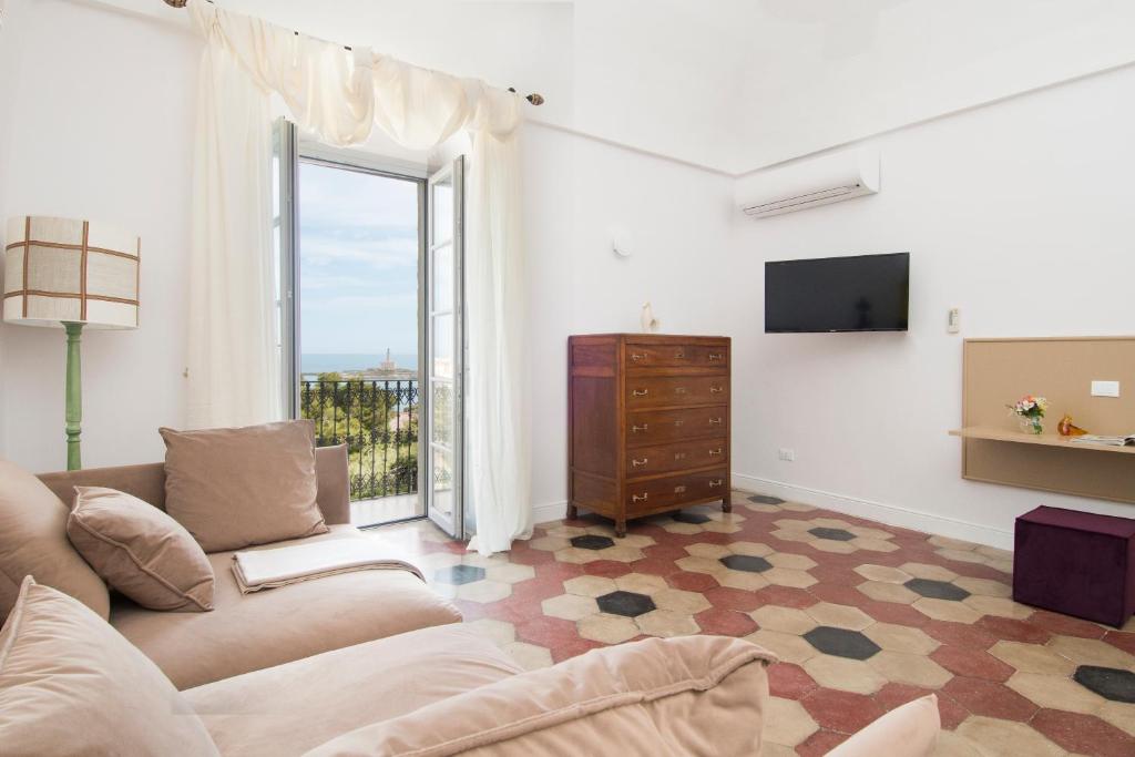 un soggiorno con un divano e una TV di Dimora Cummà Marì a Vieste