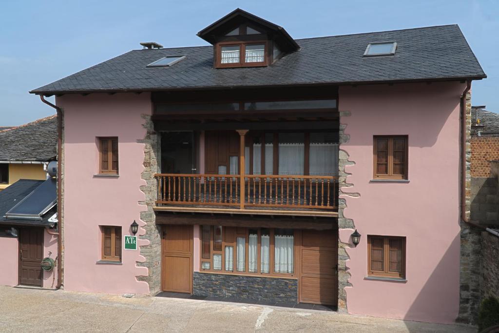 Setienes的住宿－茹拉斯卡西拉公寓，粉红色的房子,上面设有阳台
