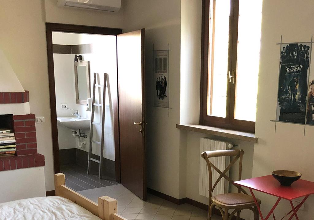 Łóżko lub łóżka w pokoju w obiekcie Cascina La Goliarda