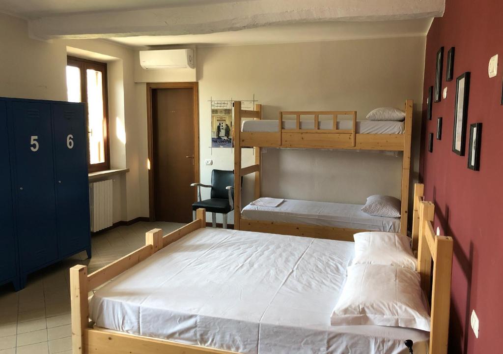 Łóżko lub łóżka w pokoju w obiekcie Cascina La Goliarda