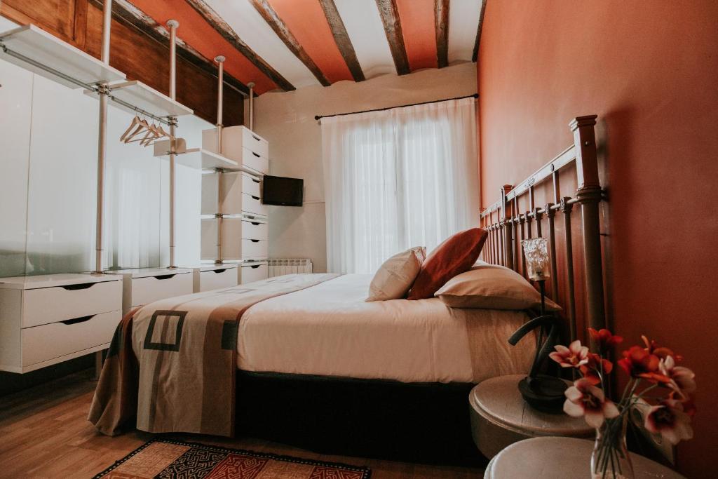 哈羅的住宿－Haro Apartments，一间卧室设有一张大床和一个窗户。