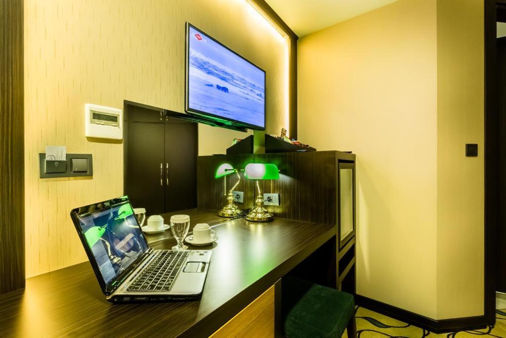 TV a/nebo společenská místnost v ubytování Lozengrad Hotel