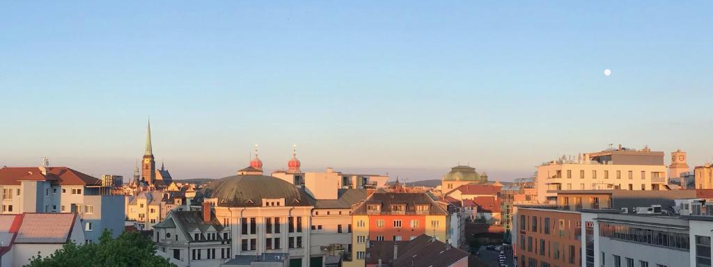 Nespecifikovaný výhled na destinaci Plzeň nebo výhled na město při pohledu z apartmánu