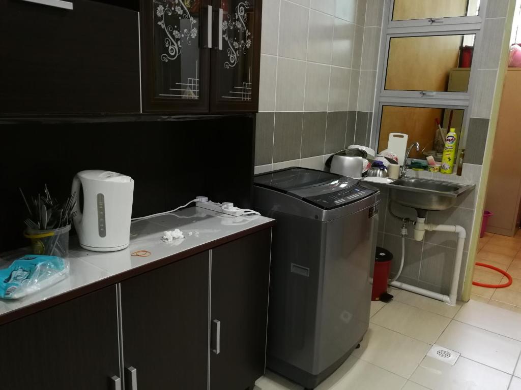 Kuchyň nebo kuchyňský kout v ubytování Address No 915, Lorong Uni Central 13, Taman Uni Central, Kuching Samarahan Expressway