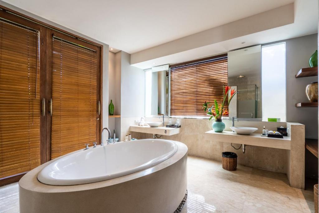 Koupelna v ubytování The Akasha Seminyak Bali Luxury Villas