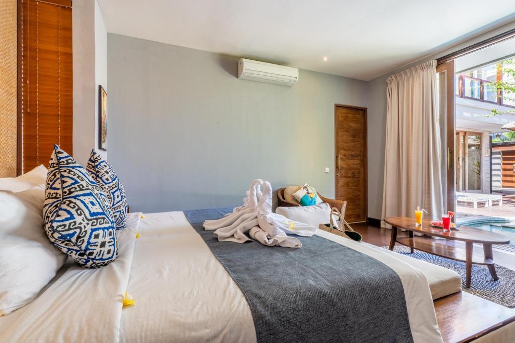 Postel nebo postele na pokoji v ubytování The Akasha Seminyak Bali Luxury Villas