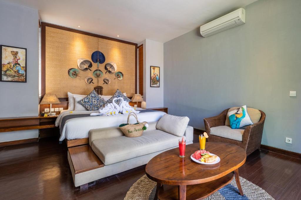 Postel nebo postele na pokoji v ubytování The Akasha Seminyak Bali Luxury Villas