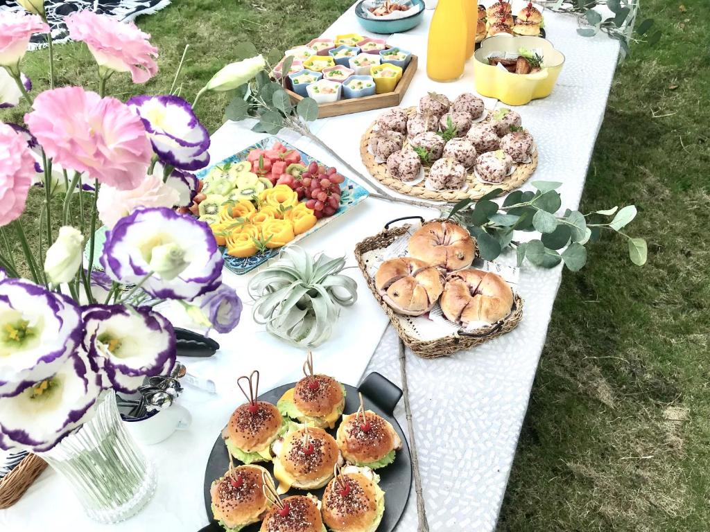 een tafel met gebak en andere voedingsmiddelen erop bij Jing Lai Hui Lan Homestay in Ruisui