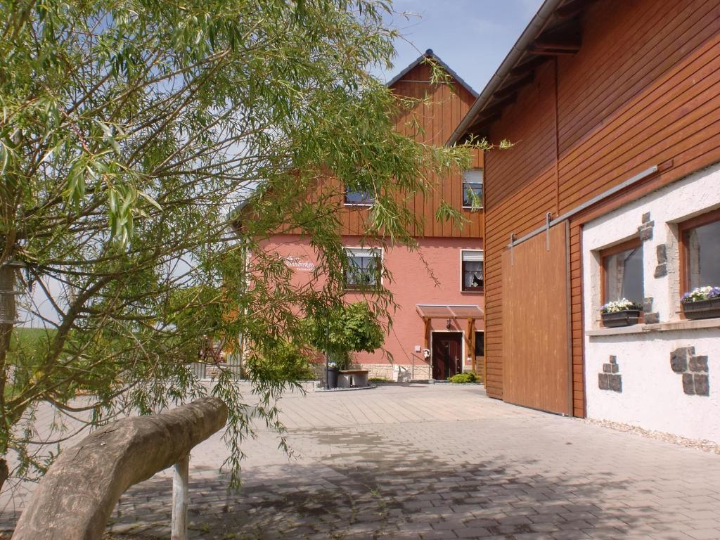 un patio vacío de un edificio con un árbol en Landhaus Dreibirken, en Rothenburg ob der Tauber