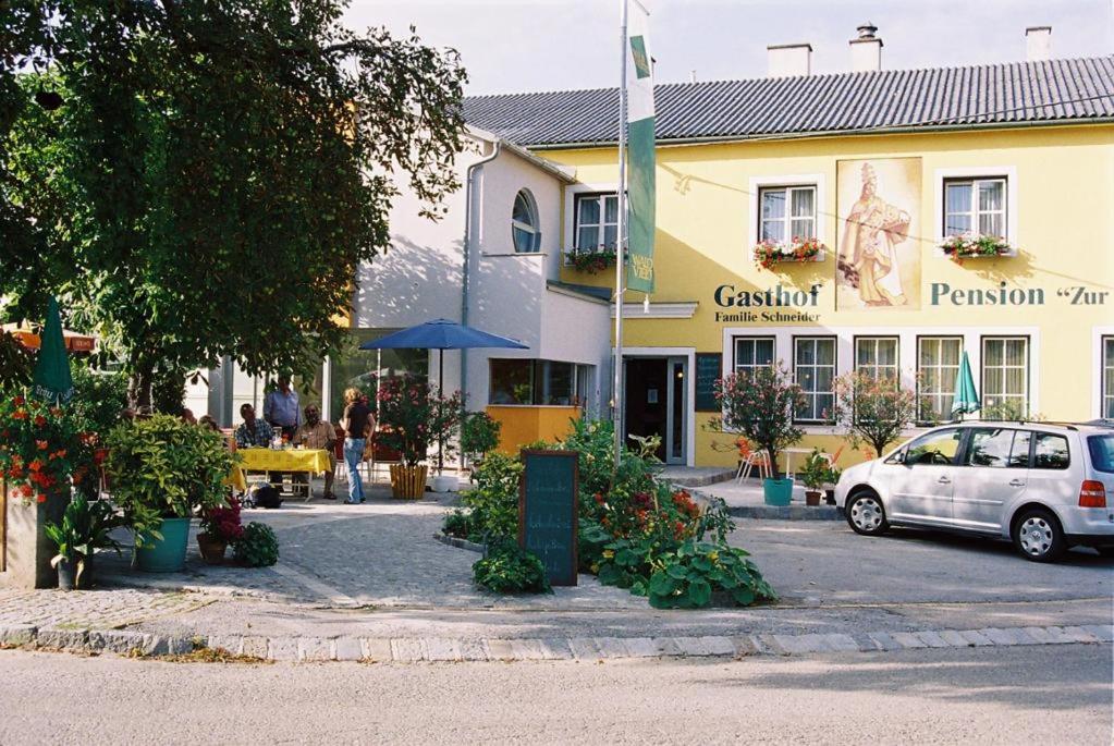 un coche blanco estacionado frente a un edificio en Gasthof Pension „Zur Hammerschmiede“, en Drosendorf Altstadt