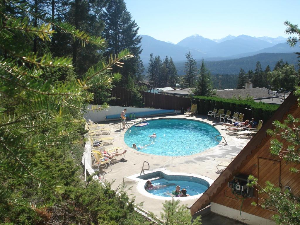 an overhead view of a swimming pool with people in it at Motel Tyrol in Radium Hot Springs