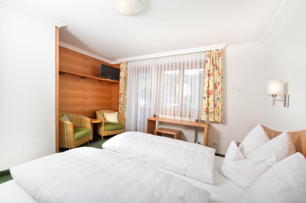 Postel nebo postele na pokoji v ubytování Hotel - Pension Fortuna
