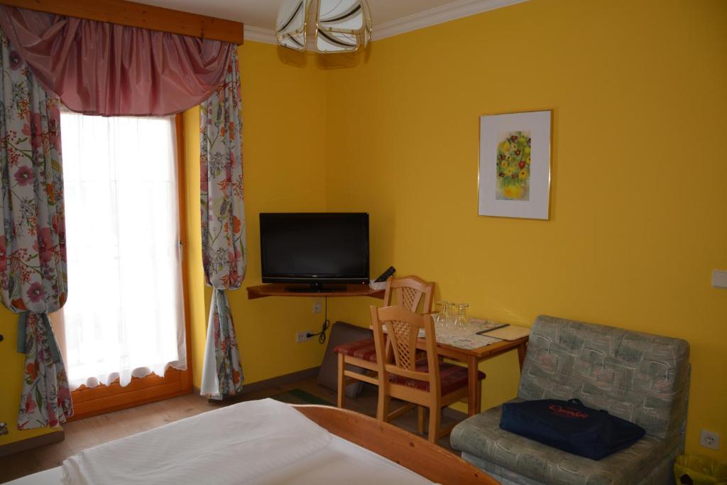TV a/nebo společenská místnost v ubytování Pension Restaurant Rosenberg