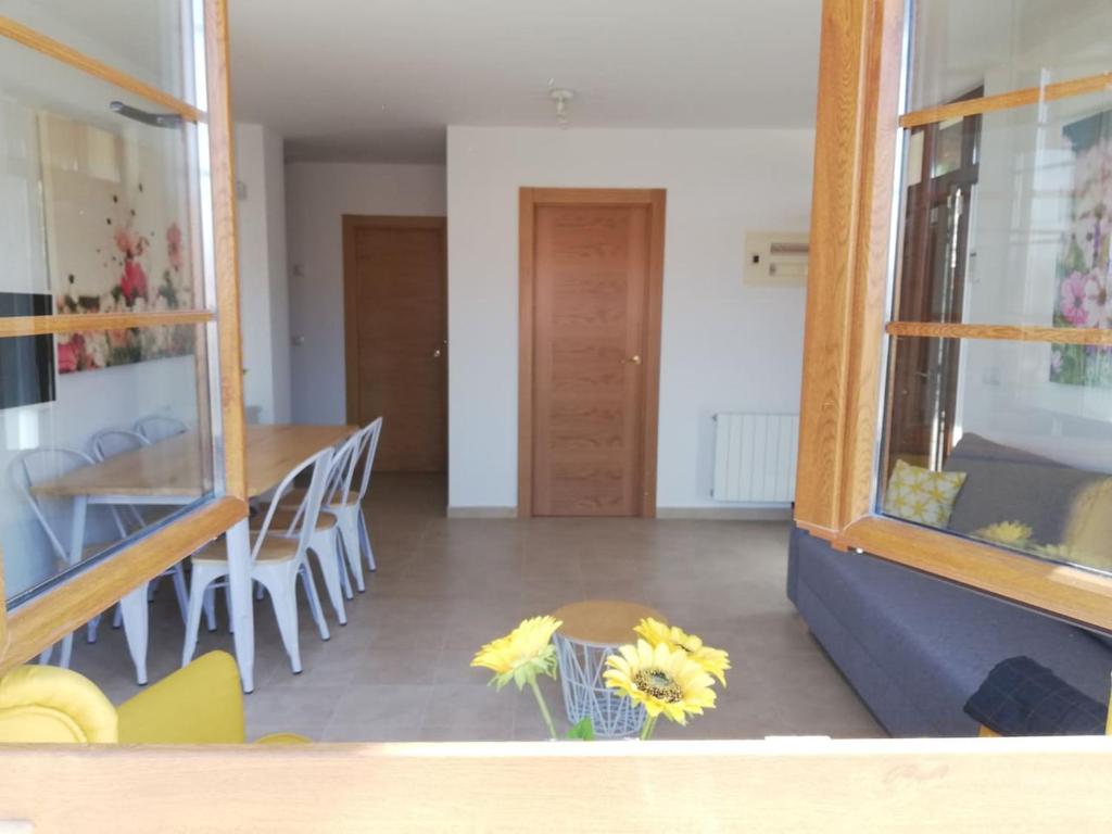 eine Küche und ein Esszimmer mit einem Tisch und Stühlen in der Unterkunft Casa Carminuca in Ayuela