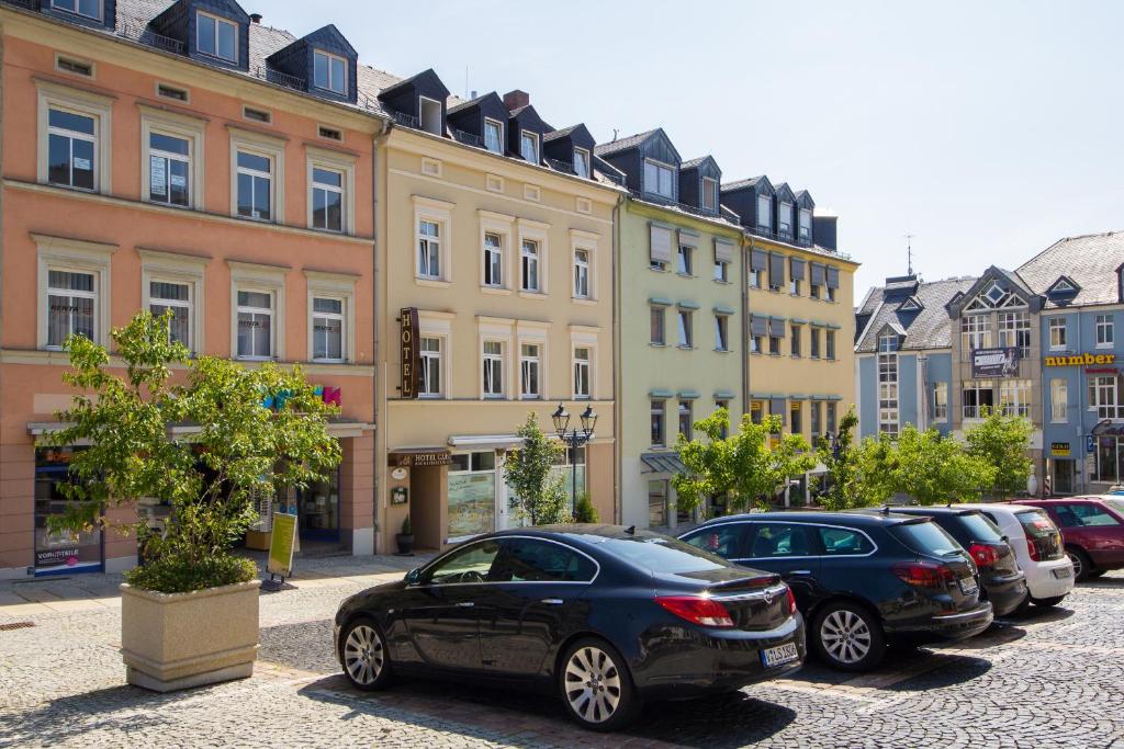 Hotel Garni Am Klostermarkt في بلاوين: صف من السيارات تقف أمام المباني