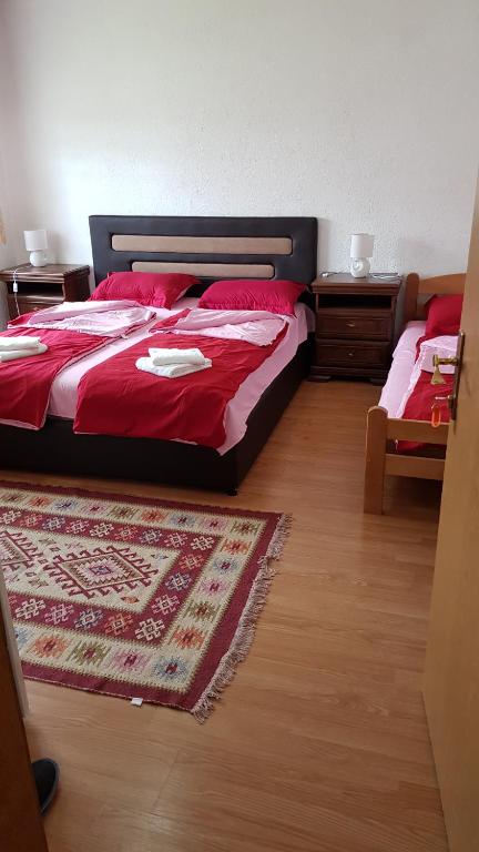 Giường trong phòng chung tại Prenociste Sana Sanski Most