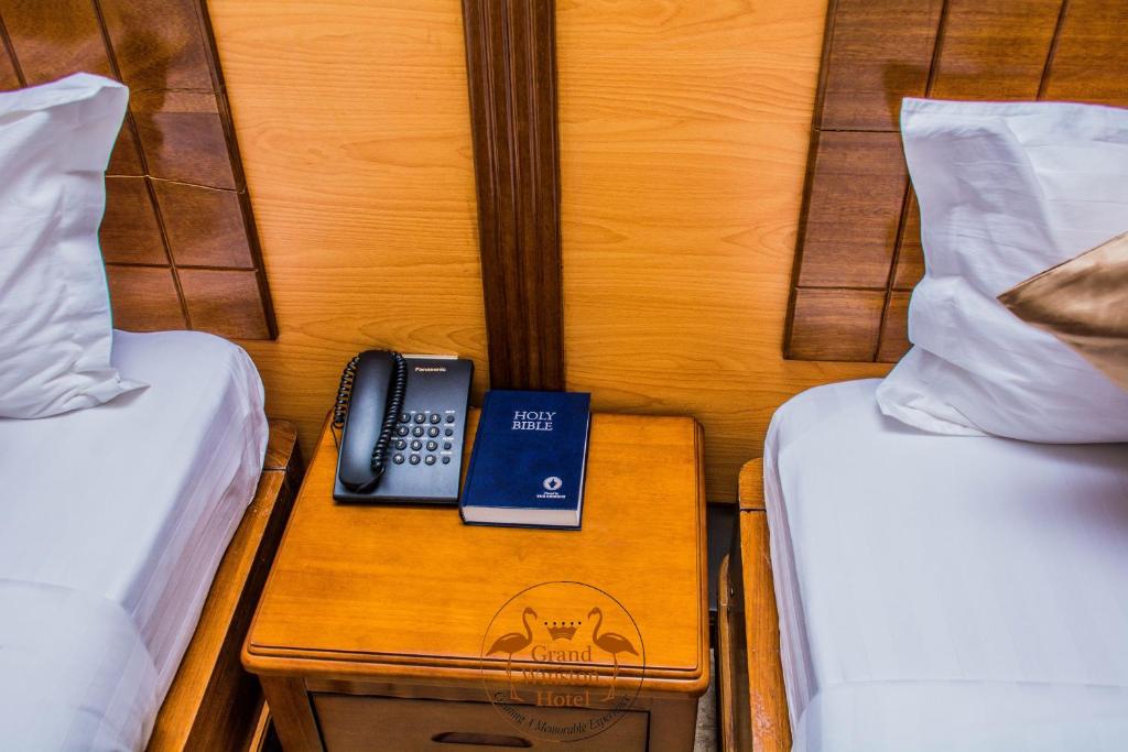 Postel nebo postele na pokoji v ubytování Grand Winston Hotel