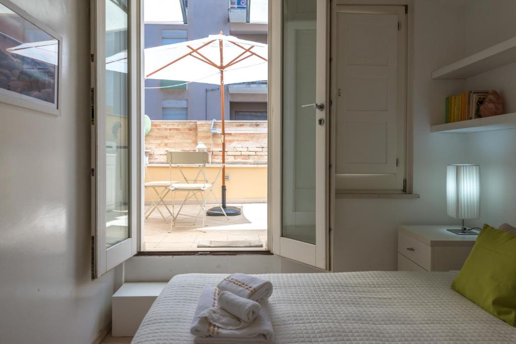 A bed or beds in a room at A Gem in the City
