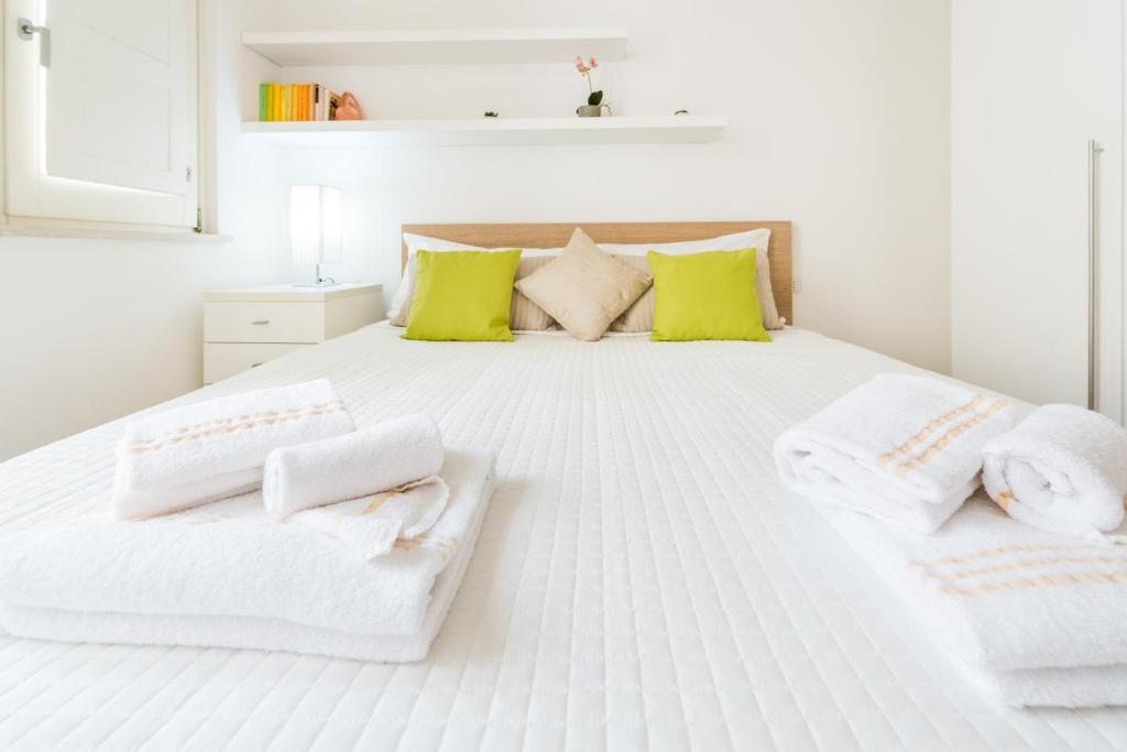 A bed or beds in a room at A Gem in the City