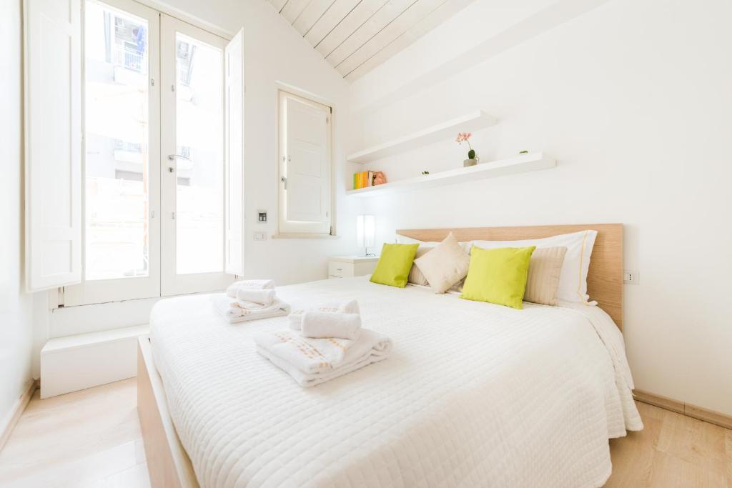 A bed or beds in a room at A Gem in the City