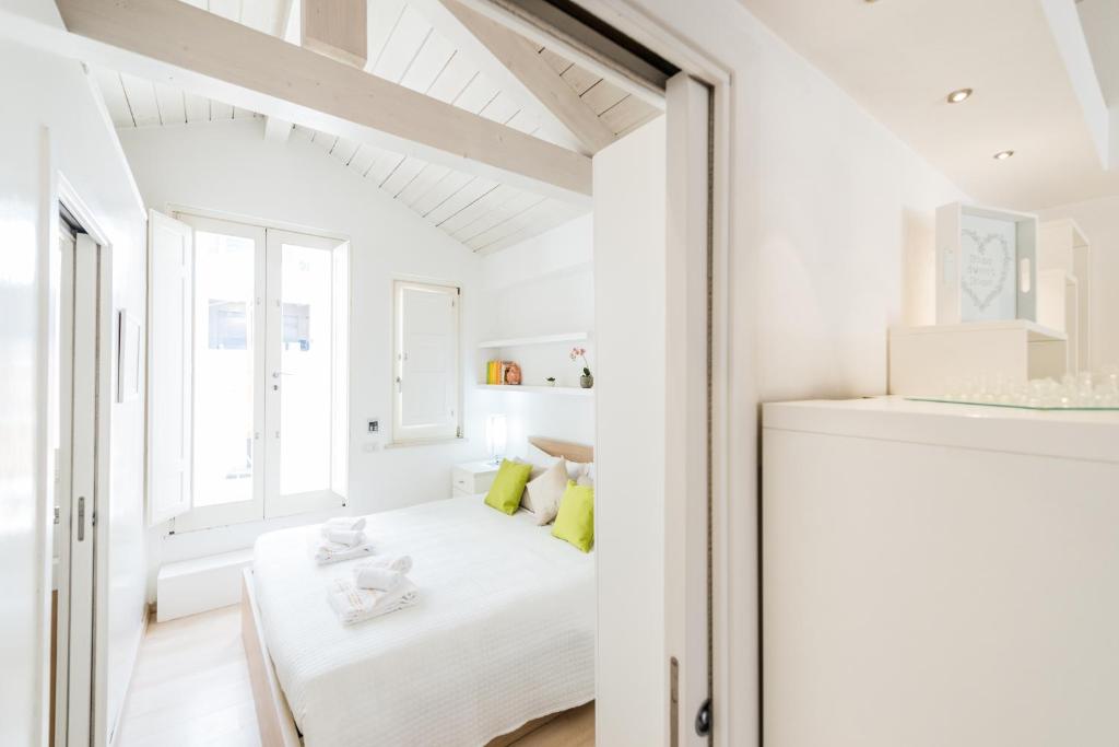 A bed or beds in a room at A Gem in the City