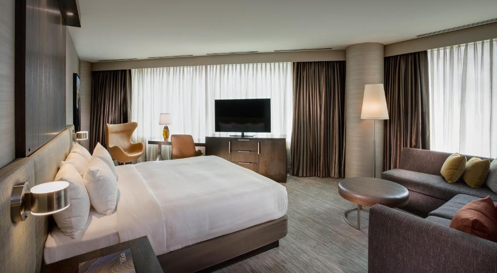 Hyatt Centric Chicago Magnificent Mile - Corner Deluxe King Room