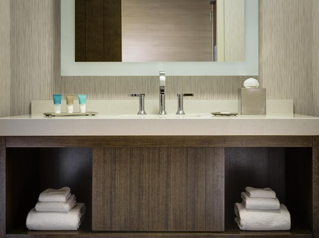 Hyatt Centric Chicago Magnificent Mile - King Room With Accessible Tub - Disability Access