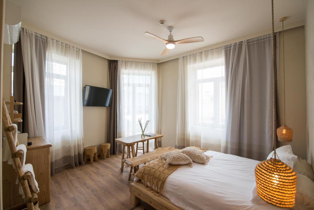 Postel nebo postele na pokoji v ubytování Ederlezi Boutique Hotel