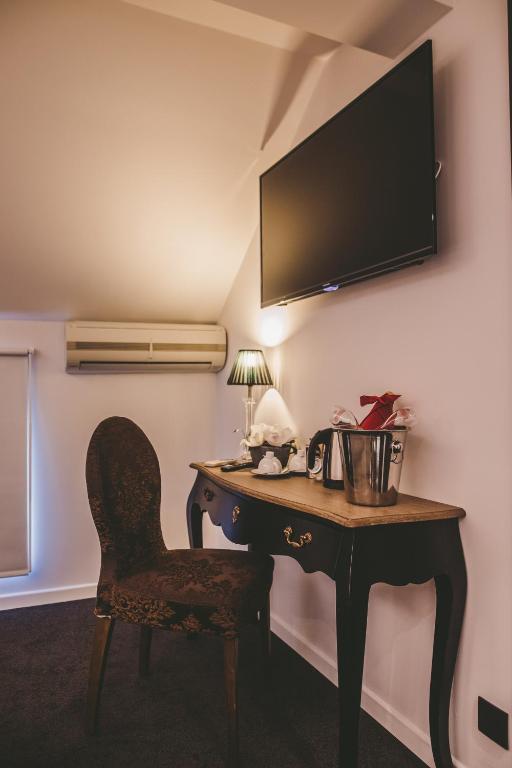 TV a/nebo společenská místnost v ubytování Hôtel Hors-Château - Liège Centre Historique