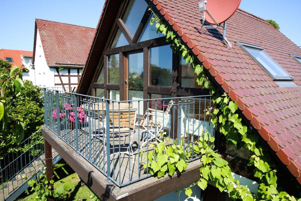 een huis met een balkon met tafels en stoelen bij Landpension Bocka in Bocka